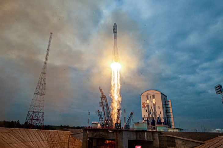 Tên lửa Soyuz 2.1 mang theo tàu thám hiểm Mặt trăng Luna-25 đã khởi hành từ sân bay vũ trụ Vostochny, Nga, ngày 11-8 - Ảnh: REUTERS