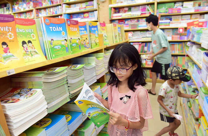 The bookshop is a familiar rendezvous for children - Illustration: Duyen Phan