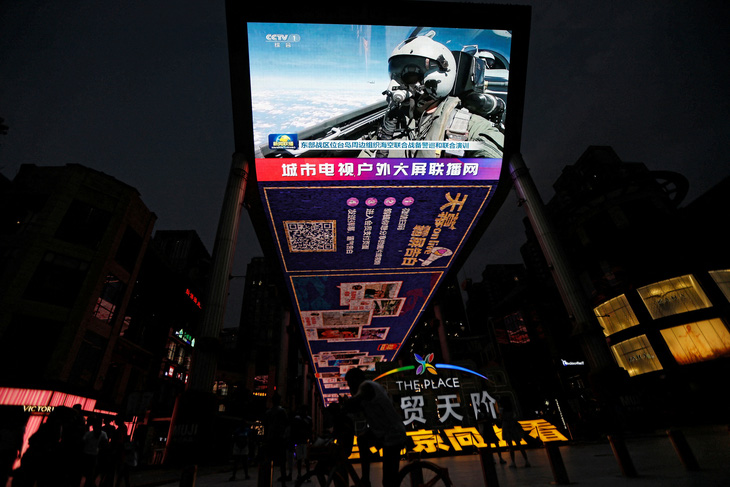 Màn hình ở khu mua sắm tại thủ đô Bắc Kinh đưa tin về cuộc tập trận quân sự của Bộ Tư lệnh Chiến khu Đông bộ thuộc quân đội Trung Quốc quanh Đài Loan, ngày 19-8 - Ảnh: REUTERS