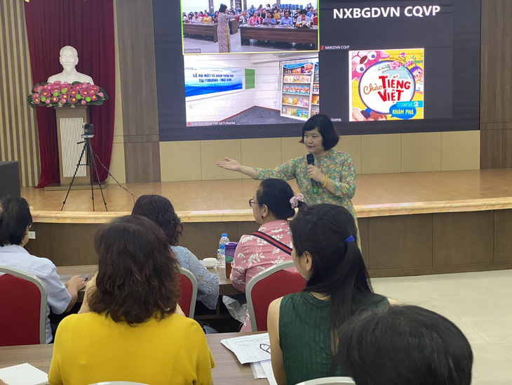 TS Nguyễn Thụy Anh tập huấn cho giáo viên dạy tiếng Việt từ 16 quốc gia và vùng lãnh thổ - Ảnh: VĨNH HÀ