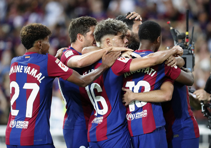 Niềm vui của các cầu thủ Barca sau khi ghi bàn vào lưới Cadiz - Ảnh: REUTERS