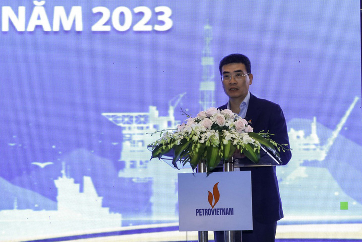 Ông Dương Mạnh Sơn - phó tổng giám đốc Petrovietnam - trình bày về công tác sản xuất, kinh doanh của Petrovietnam trong thời gian qua.