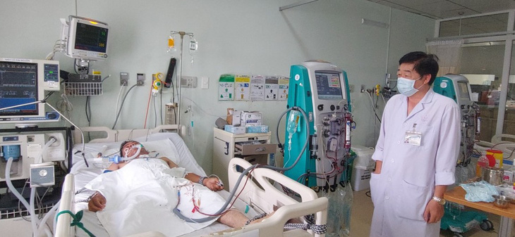 Các bệnh nhân bị nghi ngộ độc rượu được các bác sĩ ở Bệnh viện Đa khoa tỉnh Kiên Giang tích cực cứu chữa - Ảnh: CHÍ CÔNG