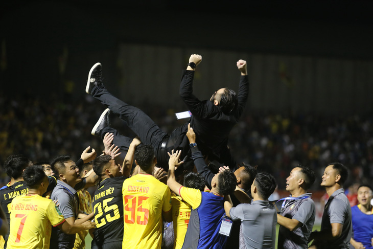 Các cầu thủ Thanh Hóa tung HLV Popov sau khi vô địch Cúp Quốc gia 2023 - Ảnh: ĐỨC KHUÊ