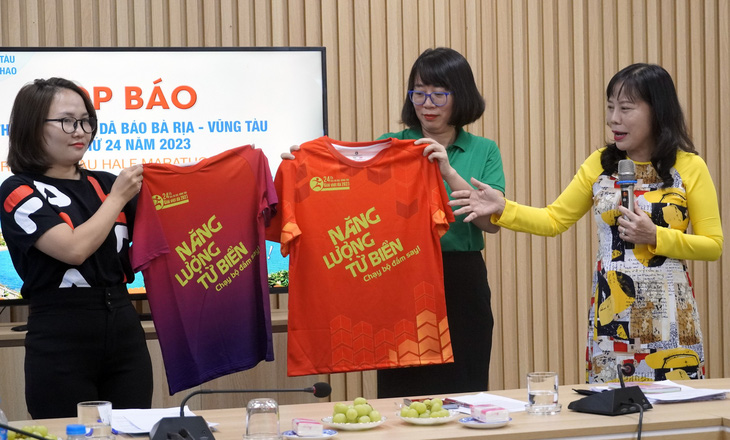 Bà Đỗ Nguyễn Hoàng Dung giới thiệu mẫu áo thi đấu - Ảnh: ĐÔNG HÀ 