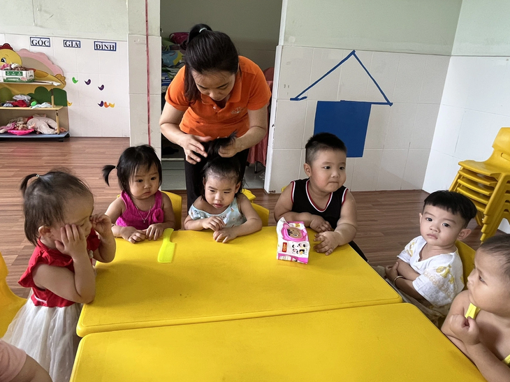 Các bé mầm non quận Bình Tân, TP.HCM đang được cô giáo chăm sóc vệ sinh cá nhân - Ảnh: MỸ DUNG