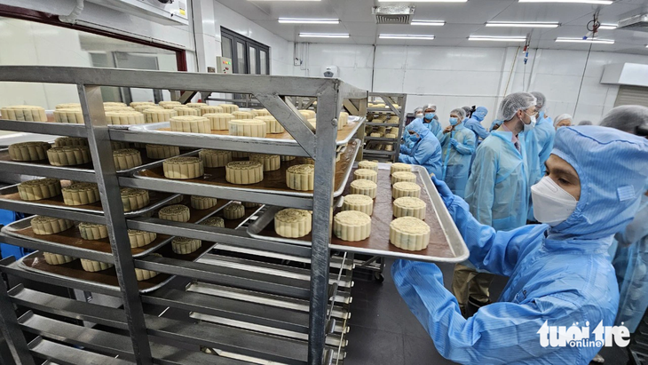 Sản xuất bánh trung thu tại ABC Bakery - Ảnh: N.TRÍ