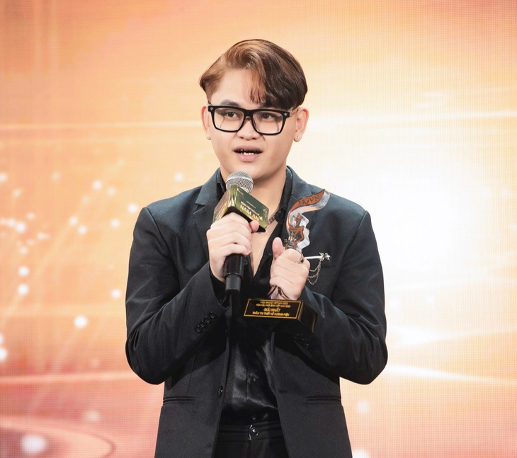 Tác giả Nguyễn Hoàng Khang nhận hai giải thưởng cao của cuộc thi thiết kế vương miện - Ảnh: BTC