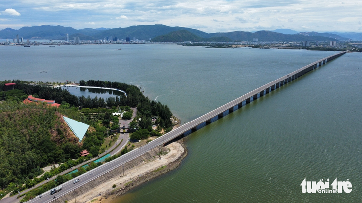 Cầu Thị Nại (TP Quy Nhơn) dài 2.447m, cầu vượt biển dài nhất Bình Định, chuẩn bị được sửa chữa sau 17 năm đưa vào hoạt động - Ảnh: LÂM THIÊN