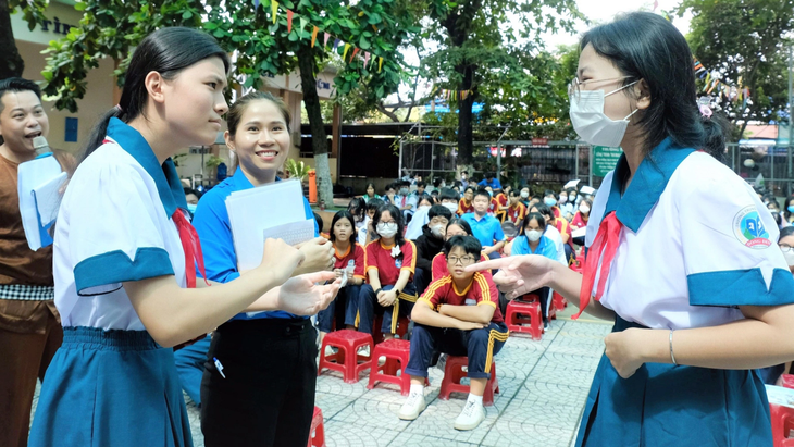 Students of Dong Dan Secondary School (Binh Chanh District, Ho Chi Minh City) identify the nature of work and profession through games together - Photo: VO THIUY