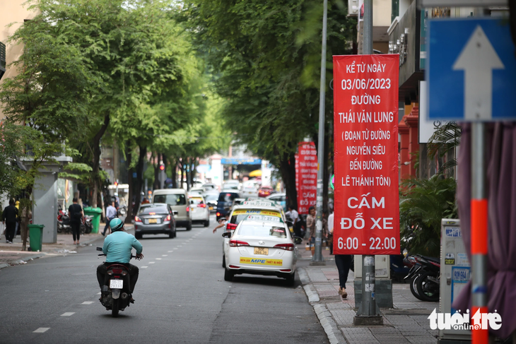 Đường Thái Văn Lung (đoạn từ Nguyễn Siêu đến Lê Thánh Tôn, quận 1, TP.HCM) đang cấm đỗ xe từ 6h-22h - Ảnh: PHƯƠNG NHI