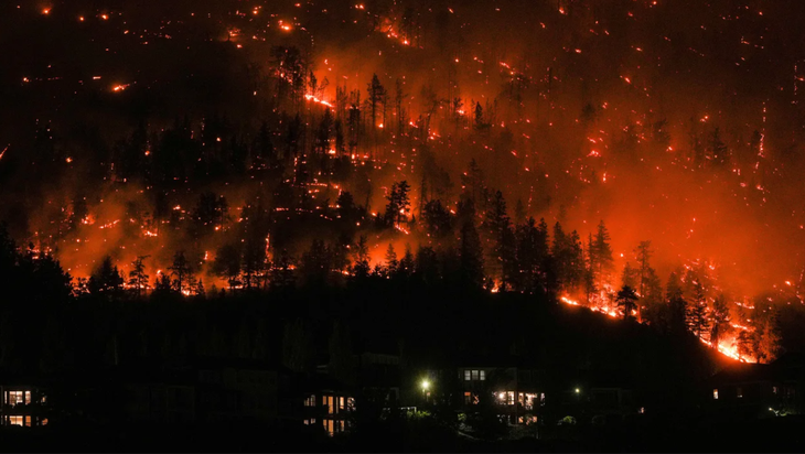 Khung cảnh cháy rừng được ghi nhận tại thành phố Kelowna, tỉnh British Columbia - Ảnh: AP