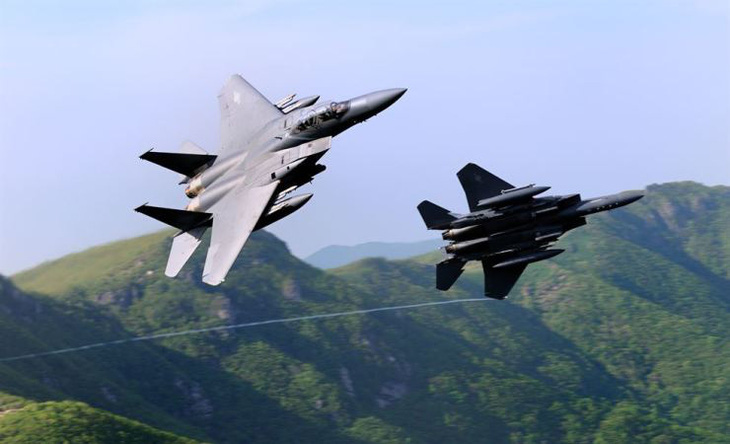 Các máy bay tiêm kích F-15K của Hàn Quốc bay theo đội hình trên bán đảo Triều Tiên trong cuộc tập trận ngày 21-8 - Ảnh: YONHAP