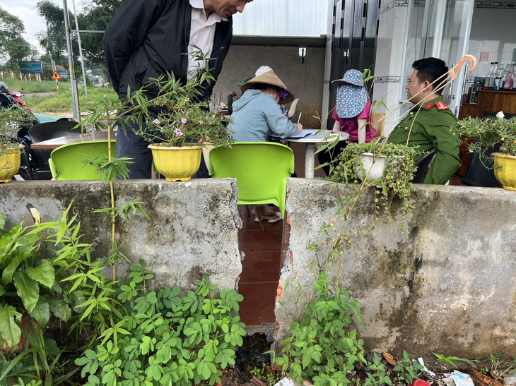 Nhà cửa người dân bên đường cũng xuất hiện vết nứt gây nguy cơ sạt lở - Ảnh: ĐỨC LẬP