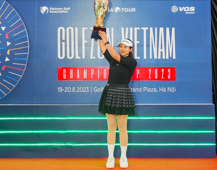 Golfer người Mông Sùng Thị Xú lên ngôi vô địch giải - Ảnh: QUANG THẮNG 