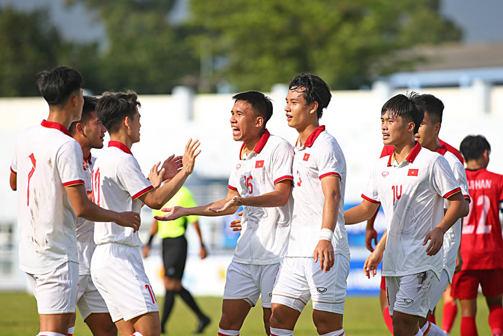 Các cầu thủ U23 Việt Nam cần cải thiện hơn nữa sau chiến thắng trước U23 Lào - Ảnh: HOÀNG TÙNG
