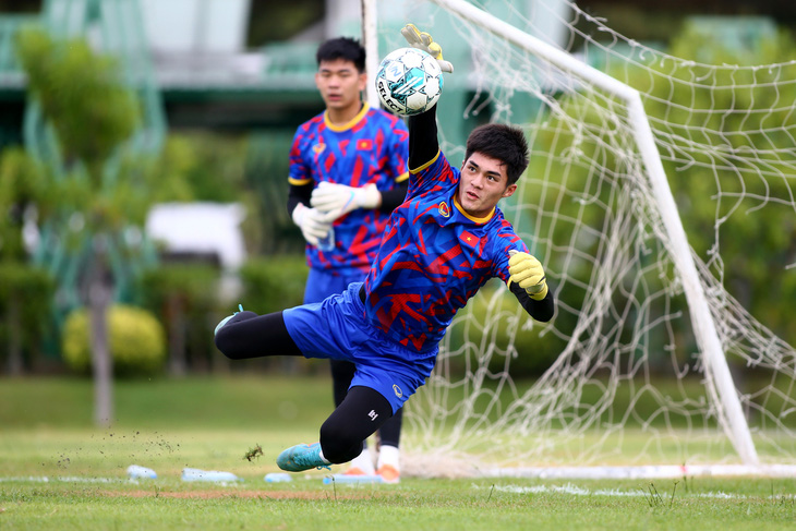 Hai thủ môn dự bị Trần Trung Kiên (trước) và Nguyễn Văn Việt tích cực tập luyện, giữ trạng thái sẵn sàng thi đấu - Ảnh: H.TÙNG
