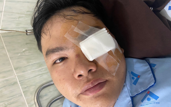 Xác minh vụ nam thanh niên mổ mắt cấp cứu vì "va" vào gậy cảnh sát giao thông