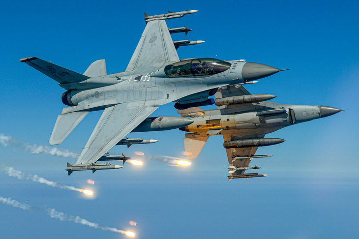 Các máy bay tiêm kích KF-16 của Hàn Quốc tham gia cuộc tập trận trên bán đảo Triều Tiên ngày 21-8 - Ảnh: YONHAP