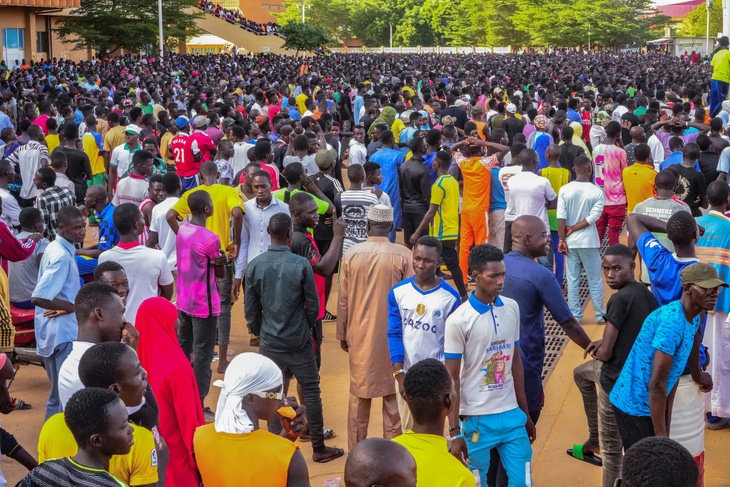 Hàng ngàn nam thanh niên Niger tình nguyện đăng lính để hỗ trợ chính quyền quân sự ở thủ đô Niamey, ngày 19-8 - Ảnh: REUTERS