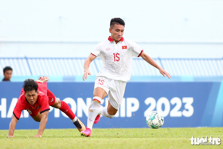 Trong lần đầu tiên được triệu tập lên một cấp độ đội tuyển, tiền đạo Nguyễn Minh Quang gây ấn tượng khi ghi bàn ở lần đầu ra sân chính thức - Ảnh: HOÀNG TÙNG