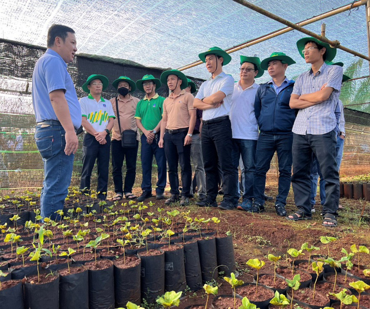 Các kỹ sư nhà máy NPK Phú Mỹ tham gia thực địa, tìm tòi nhằm nâng cao, cải tiến cho sản phẩm NPK Phú Mỹ