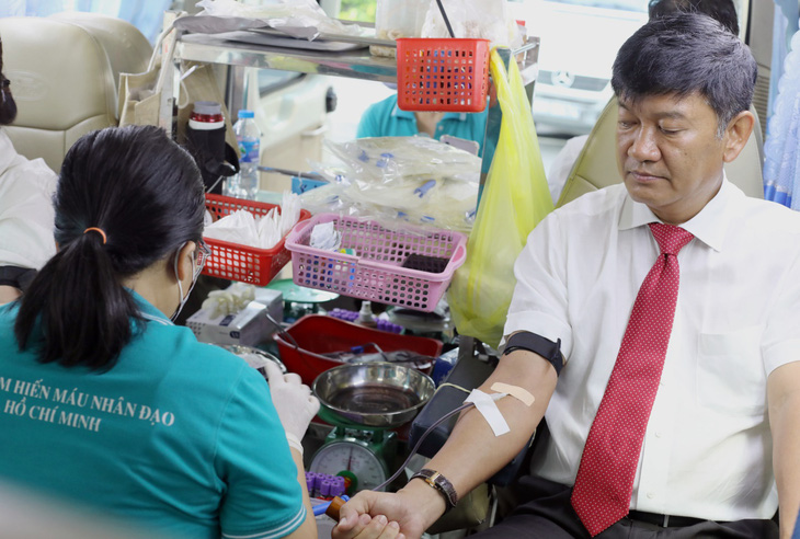 Ông Trần Quang Minh, tổng giám đốc Sawaco, hiến máu tại &quot;Ngày hội hiến máu tình nguyện năm 2023&quot; - Ảnh: ĐINH BÍCH
