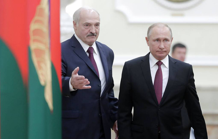 Tổng thống Nga Vladimir Putin (phải) và người đồng cấp Belarus Alexander Lukashenko - Ảnh: TASS
