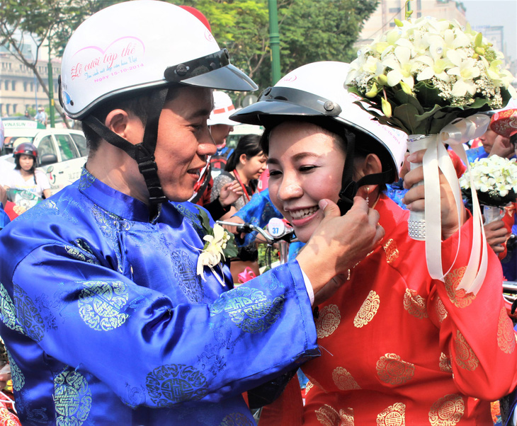 Couples rejoice in mass wedding ceremonies that have become an annual tradition in Ho Chi Minh City - Photo: Q.LINH