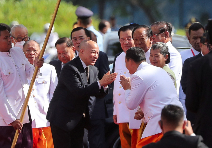 Quốc vương Campuchia Norodom Sihamoni (trái) gặp Thủ tướng tương lai Hun Manet, sáng 21-8 - Ảnh: REUTERS
