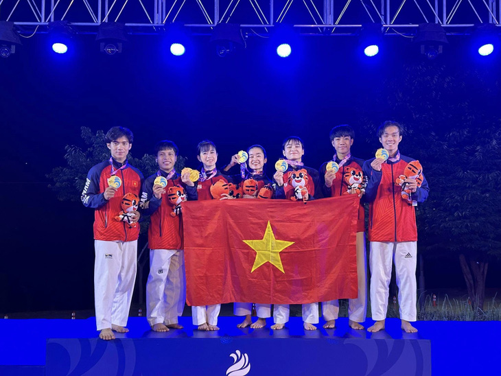 Châu Tuyết Vân (thứ 3 từ trái sang) cùng đội tuyển quyền taekwondo Việt Nam trên bục nhận   huy chương vàng  - Ảnh: THANH HUY