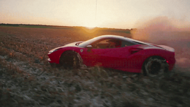 Cho Ferrari F8 Tributo chạy trên cánh đồng khô - Ảnh cắt từ video WhistlinDiesel