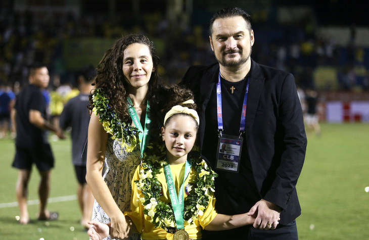 HLV Popov chia vui cùng vợ con sau khi giành Cúp quốc gia 2023 - Ảnh: ĐỨC KHUÊ
