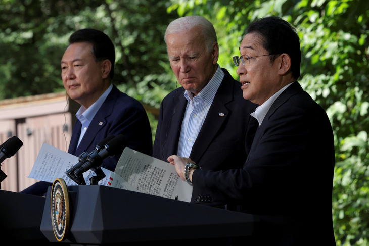 Từ trái qua: Tổng thống Hàn Quốc Yoon Suk Yeol, Tổng thống Mỹ Joe Biden và Thủ tướng Nhật Kishida Fumio trong cuộc họp báo chung ở Trại David, Mỹ, ngày 18-8 - Ảnh: REUTERS