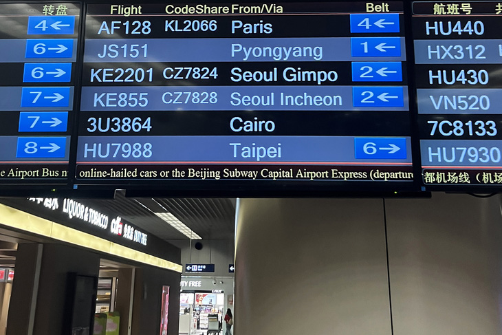 Tình trạng chuyến bay số hiệu JS151 của Hãng hàng không quốc gia Triều Tiên Air Koryo đi từ thủ đô Bình Nhưỡng (thứ 2 từ trên xuống) trên bảng thông tin tại sân bay quốc tế thủ đô Bắc Kinh, ngày 21-8 - Ảnh: AFP