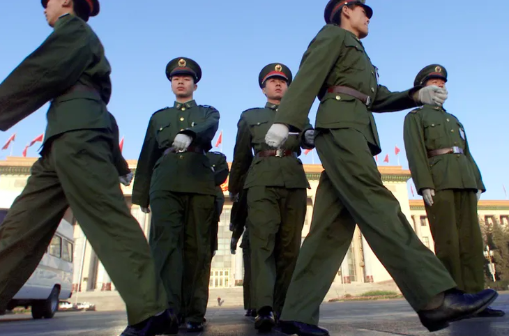 Lực lượng tuần tra tại Đại lễ đường Nhân dân ở Bắc Kinh, Trung Quốc - Ảnh: REUTERS