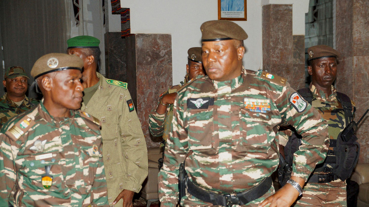Người lãnh đạo cuộc đảo chính ở Niger - tướng Abdourahamane Tchiani (phải) - Ảnh: REUTERS