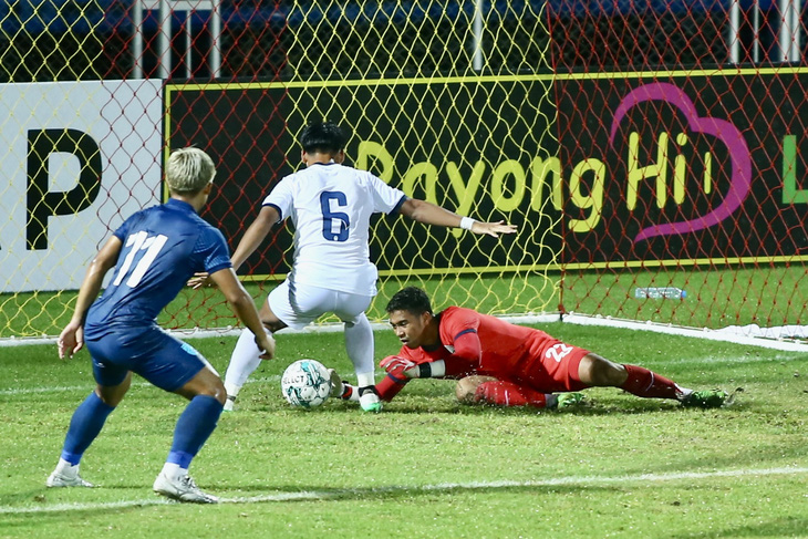 Thủ môn Reth Lyheng bắt không dính bóng &quot;biếu&quot; bàn mở tỉ số cho U23 Thái Lan - Ảnh: HOÀNG TÙNG
