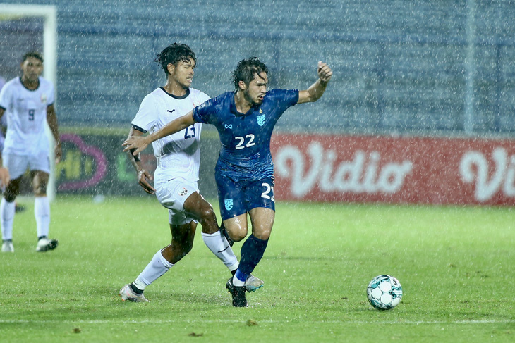 Cơn mưa nặng hạt khiến chất lượng chuyên môn trận U23 Thái Lan - U23 Campuchia (2-0) bị ảnh hưởng - Ảnh: HOÀNG TÙNG