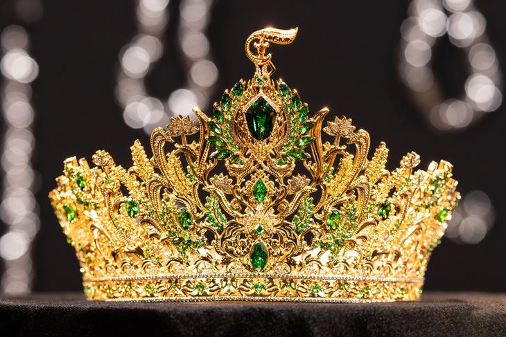 Vương miện Miss Grand Vietnam 2023 bằng vàng 24k với 872 viên đá kim cương zirconia
