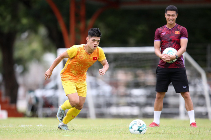 Tiền vệ U23 Việt Nam Nguyễn Đức Việt trong bài tập sút penalty - Ảnh: HOÀNG TÙNG