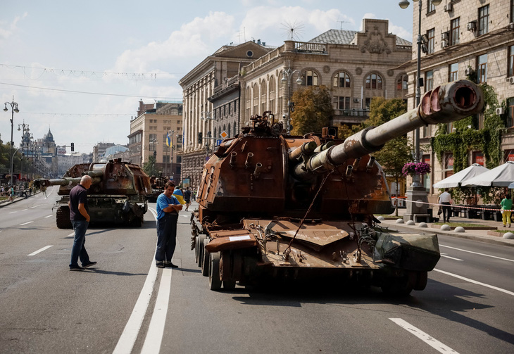 Ukraine cho trưng bày xe tăng Nga trên con phố chính Khreshchatyk, ở trung tâm Kiev, Ukraine, ngày 21-8 - Ảnh: REUTERS