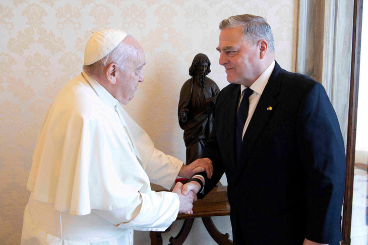 Giáo hoàng Francis gặp chủ tịch Hội đồng Tham mưu trưởng Liên quân Mỹ, tướng Mark Milley tại Vatican, ngày 21-8 - Ảnh: REUTERS
