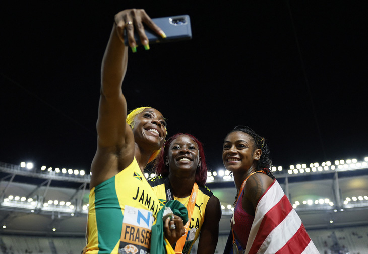 Richardson chụp ảnh selfie cùng 2 đối thủ Jamaica - Ảnh: REUTERS