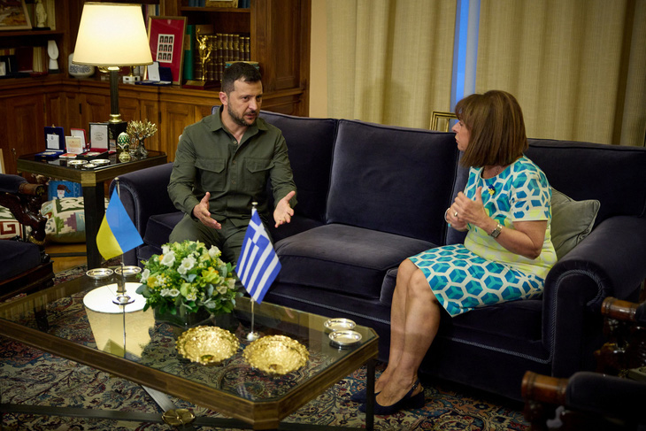 Tổng thống Ukraine Volodymyr Zelensky (trái) gặp Tổng thống Hy Lạp Katerina Sakellaropoulou tại Athens, Hy Lạp, ngày 21-8 - Ảnh: REUTERS