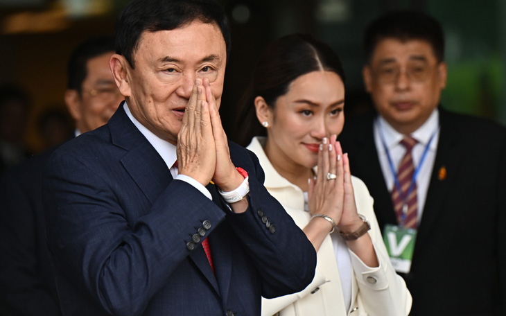 Ông Thaksin về đến Thái Lan, bị cảnh sát áp giải đến tòa án