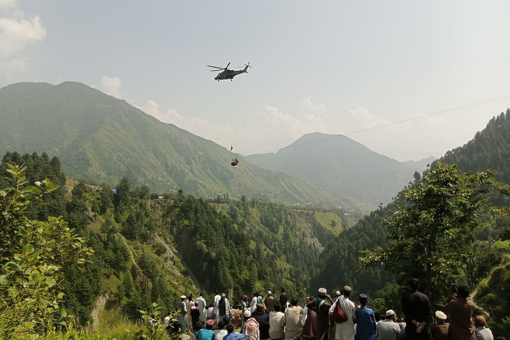 Trực thăng tiếp cận cabin - Ảnh: AFP