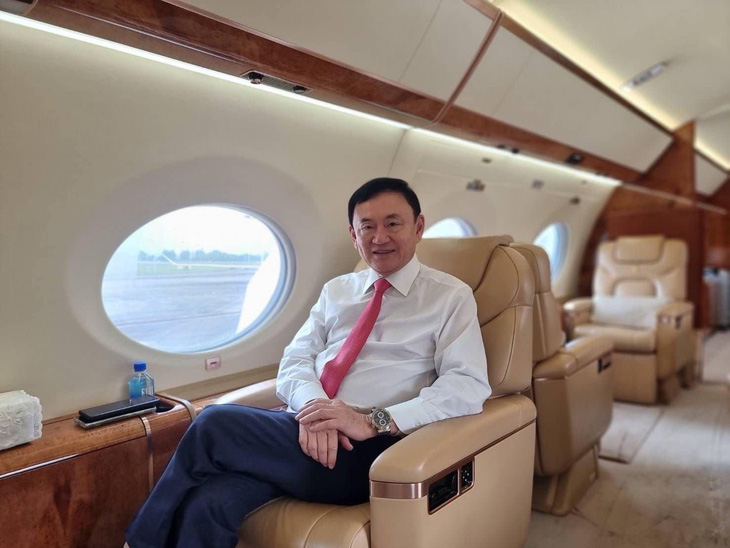 Hình ảnh cựu thủ tướng Thái Lan Thaksin Shinawatra trên chuyên cơ do bà Yingluck Shinawatra đăng tải ngày 22-8 - Ảnh: FBNV