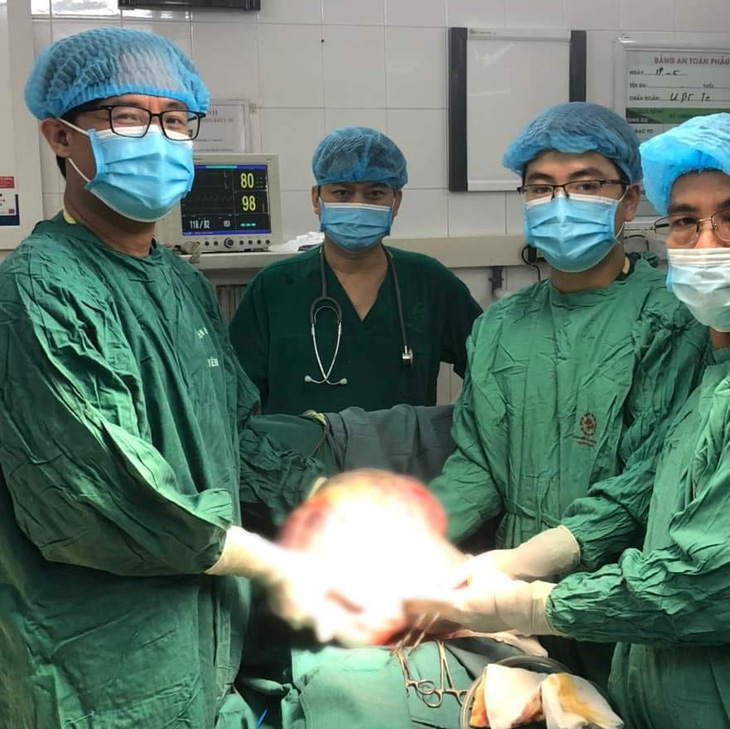 Các bác sĩ Bệnh viện Đa khoa Tuyên quang cắt khối u buồng trứng - Ảnh: BVCC