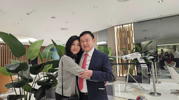 Bà Yingluck chia sẻ hình chụp cùng anh trai ngày 22-8. Ông Thaksin có vẻ mặc cùng trang phục với tấm hình trên chuyên cơ - Ảnh: FBNV